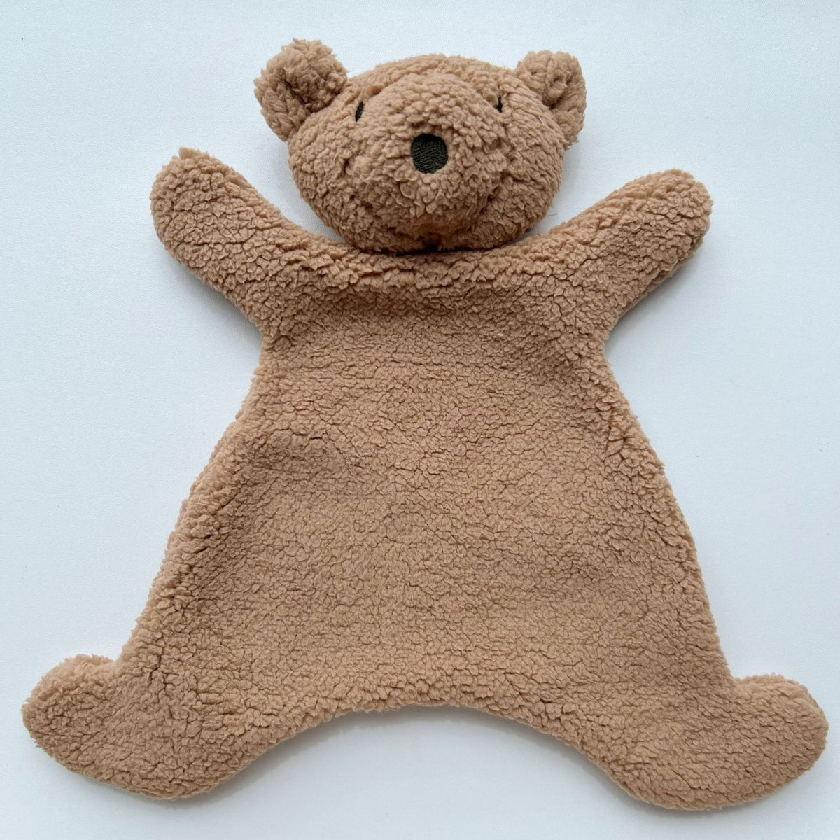 Handgefertigte Bio-Baumwolle Hasenpuppe mit Leinenjacke und karierten Shorts