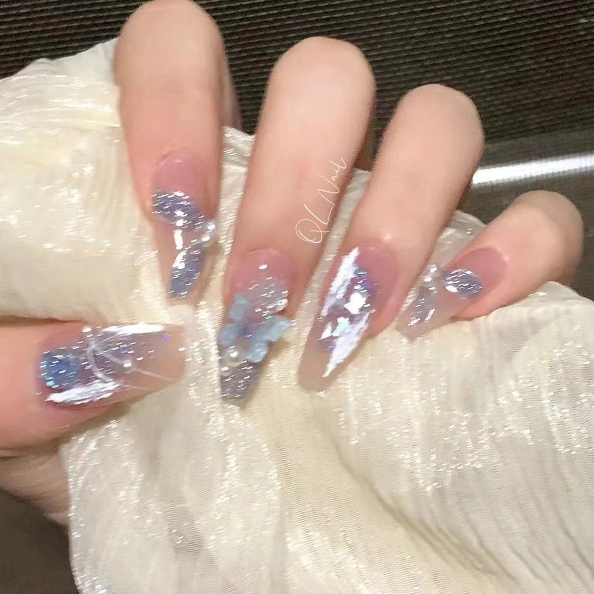 Kunstvolle 3D Nagelverlängerungen mit Glitzer Akzenten Brehn