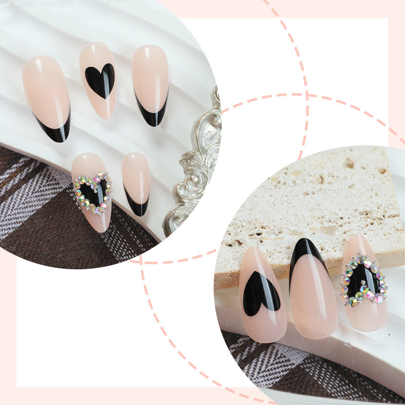 Künstlerisches Press-On Nagelset mit Herz- und Edelstein-Details Brehn