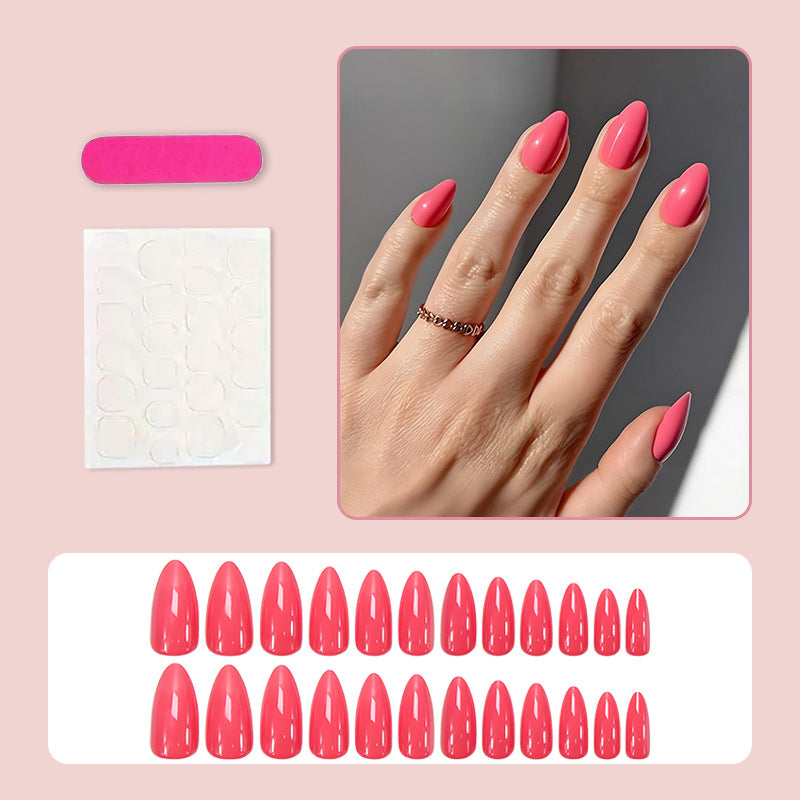 Kunstnagelset mit eleganter Tropfenform und hochglänzenden Akzenten Brehn