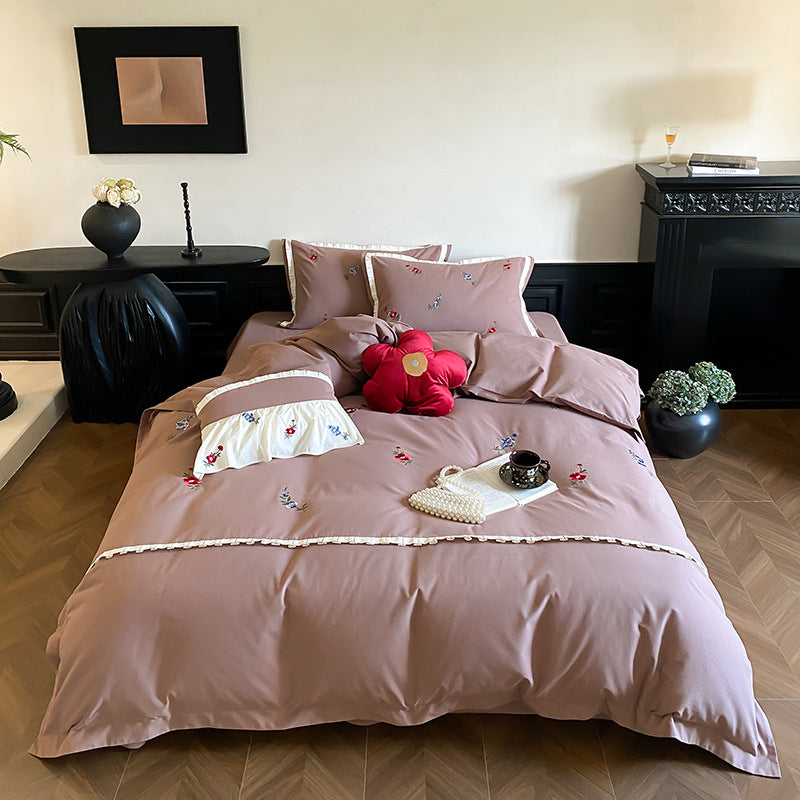 Duvetbezug-Set aus Premium-Baumollsatin mit dezent gesticktem Wildblumenmotiv und Rüschenkante