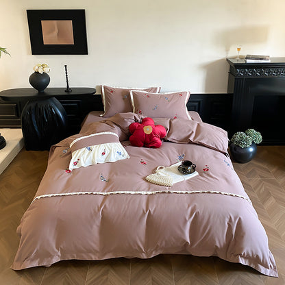 Duvetbezug-Set aus Premium-Baumollsatin mit dezent gesticktem Wildblumenmotiv und Rüschenkante
