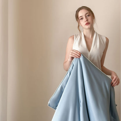 Elegante gesteppte Bettüberwurf-Garnitur aus Satin mit Paspelrand und Zierknöpfen Brehn