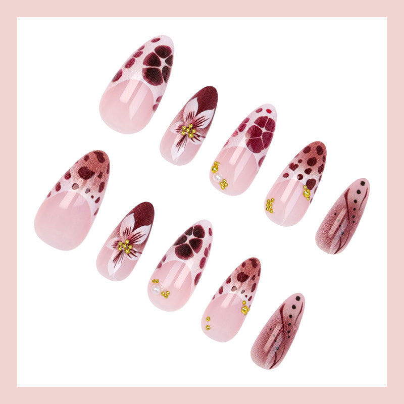 Kunstnagelset mit floralen und modernen Verzierungen Brehn