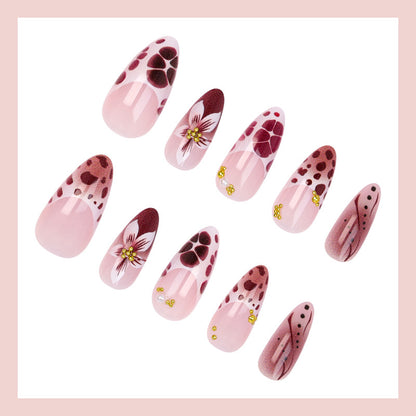 Kunstnagelset mit floralen und modernen Verzierungen Brehn