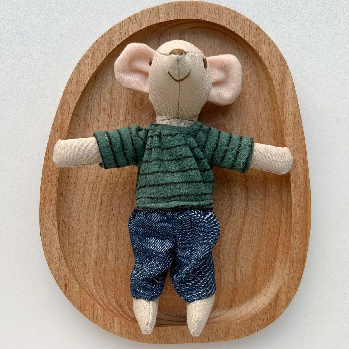 Handgefertigte Bio-Baumwolle Hasenpuppe mit Leinenjacke und karierten Shorts