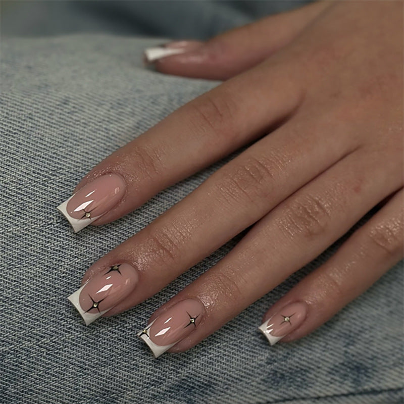 Künstliche Nagelverlängerungen mit elegantem French-Tip und Glitzerakzenten Brehn