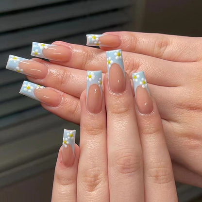 Kunstvolle Gel-Nägel mit elegantem Floral-Design und Glitzerakzenten Brehn