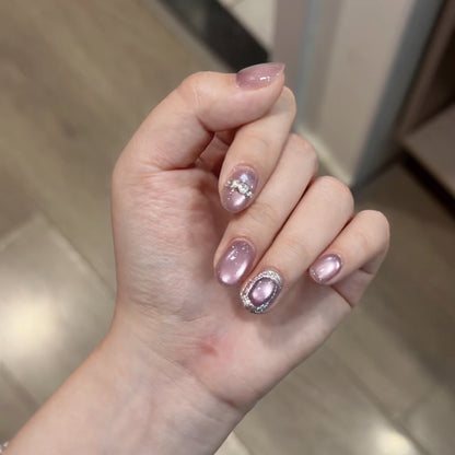 Elegante, mit Kristallen verzierte Nagelspitzen