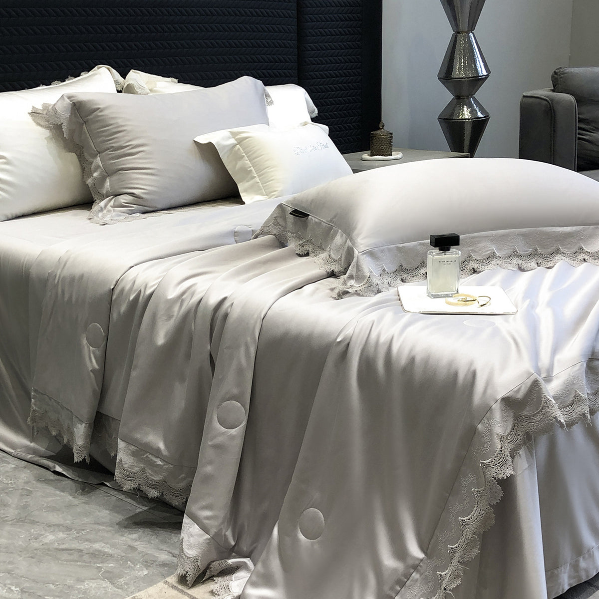 Elegante Satin-Bettwäschegarnitur mit Spitzenbordüre und gesteppter Tagesdecke