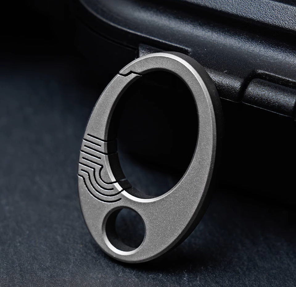 Brehn | Exquisite Mini Pure Titanium Schlüsselanhänger: EDC Press-Lock Charm Werkzeug