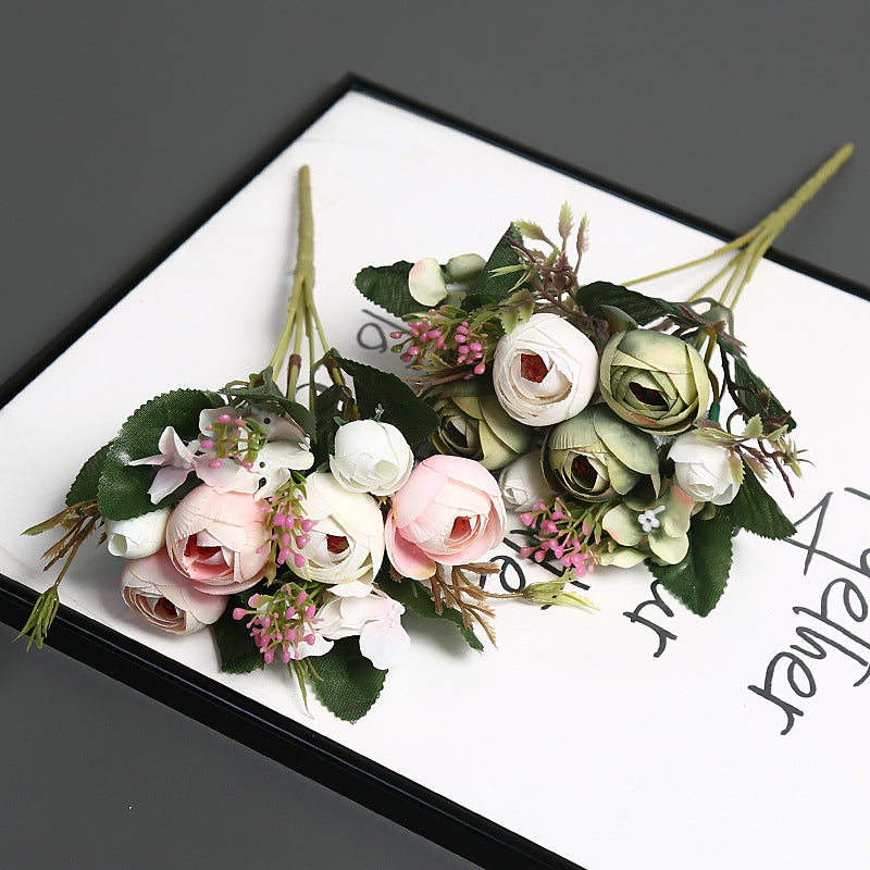 Realistischer Künstlicher Rosenstrauß
