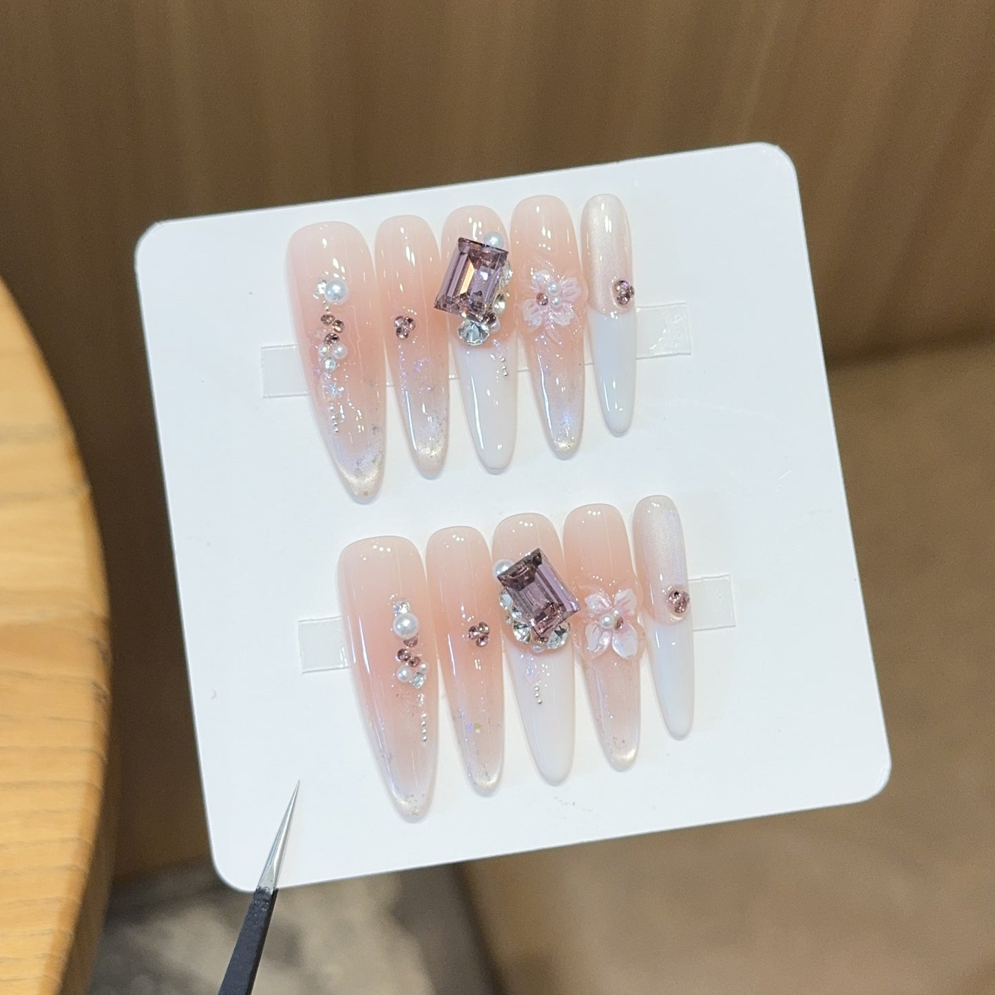Kunstnägel mit Eleganten Schmuckdetails Brehn
