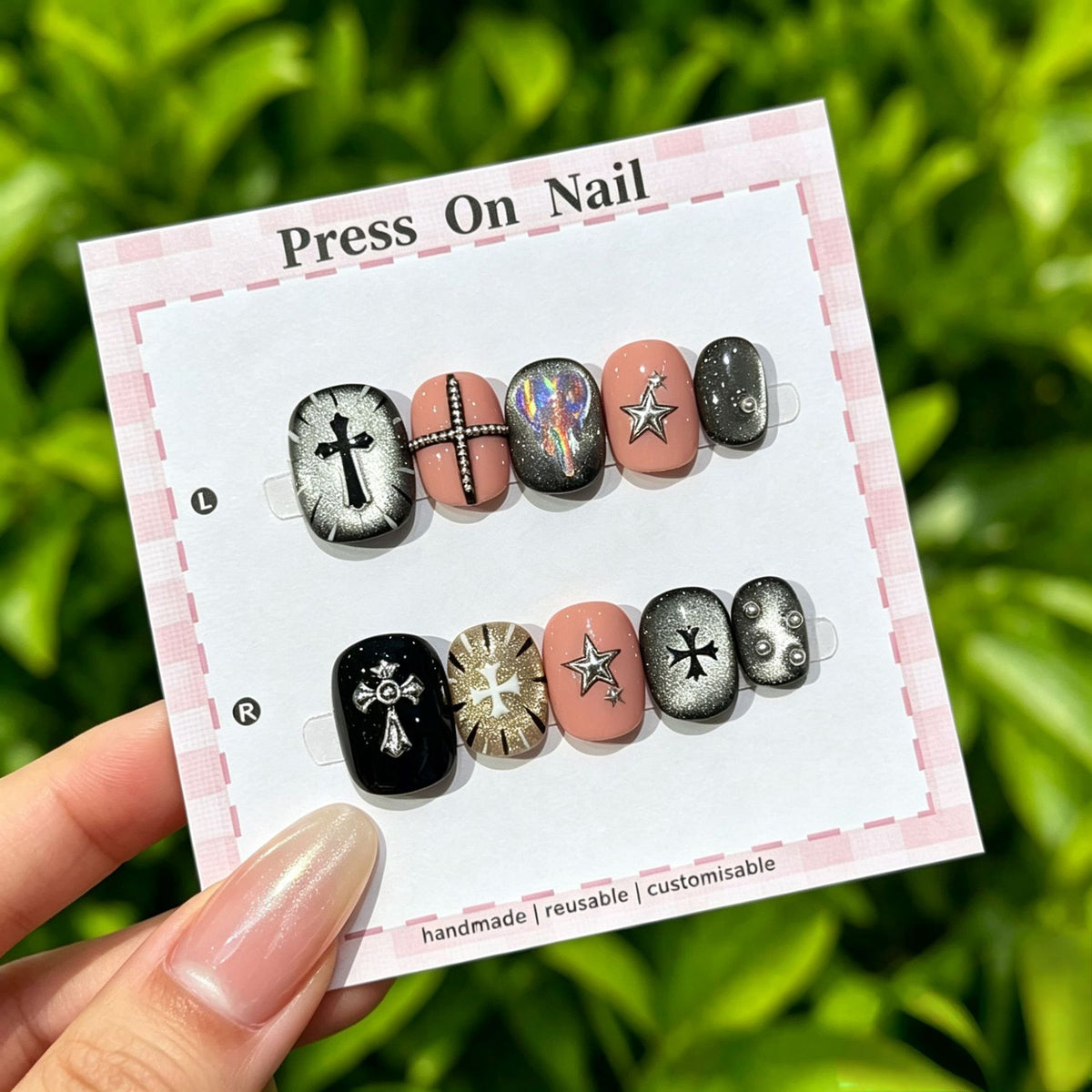 Künstlerisches Press-On-Nagelset mit individuellen Symbol-Designs