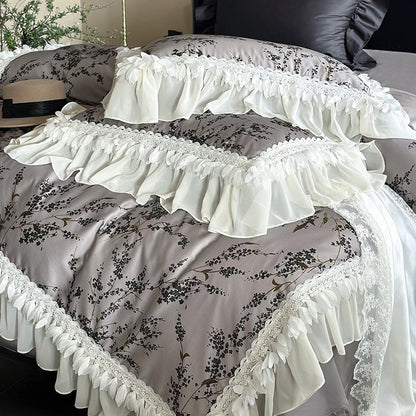 Satin-Bettgarnitur mit floraler Druckdecke, gestuftem Rüschenkissen & Spitzenbesatz