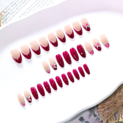 Kunstvolle Nagelkunst mit floralen Akzenten und glänzendem Finish Brehn