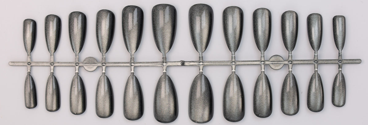 Kunstnagelset mit schimmernden Designs Brehn