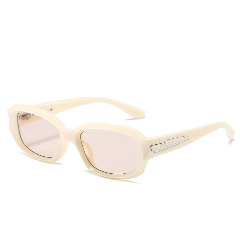 Retro-inspirierte winkelförmige Sonnenbrille mit einzigartigen dekorativen Details Brehn