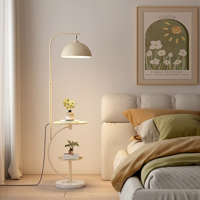 Höhenverstellbare Stehlampe mit Beistelltisch