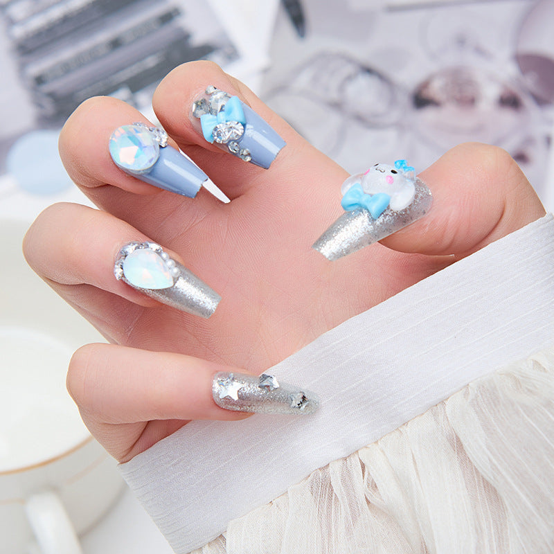Kreative Kunstnägel mit 3D-Design und Glitzerakzenten Brehn