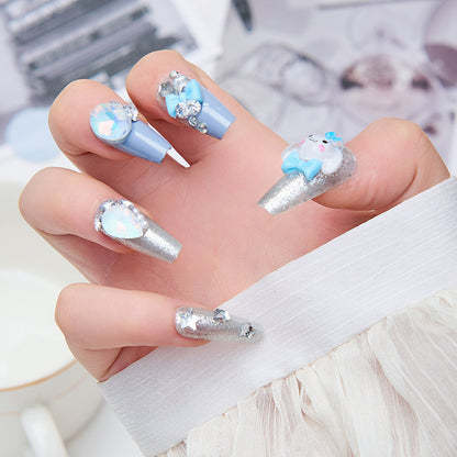 Kreative Kunstnägel mit 3D-Design und Glitzerakzenten Brehn