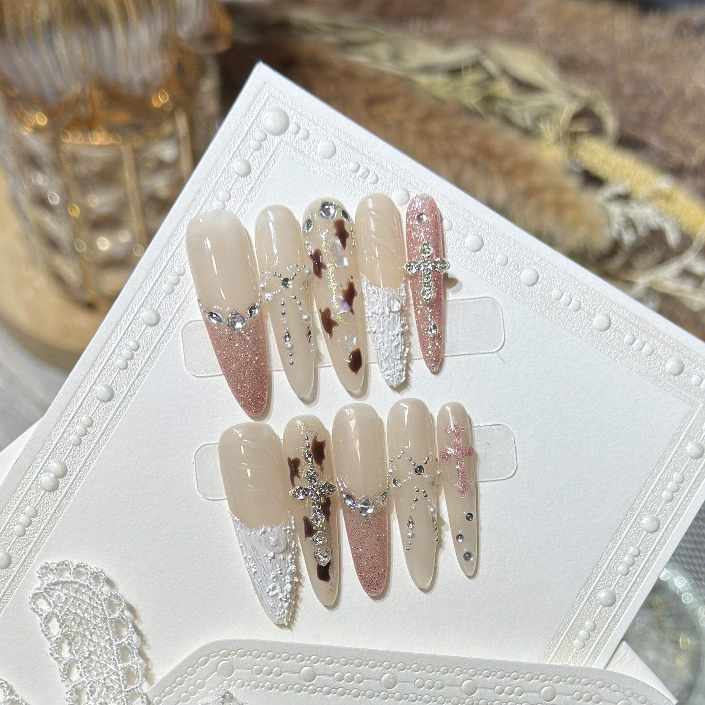 Glamouröses Press-On Nagelkunstset mit innovativen Designelementen Brehn