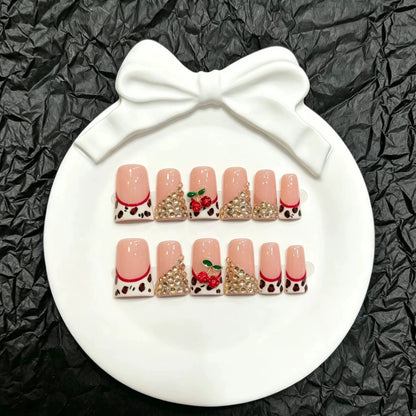Dekorativer Press-On Nagelkunst-Set mit glamourösen Strasssteinen und Kirschakzenten