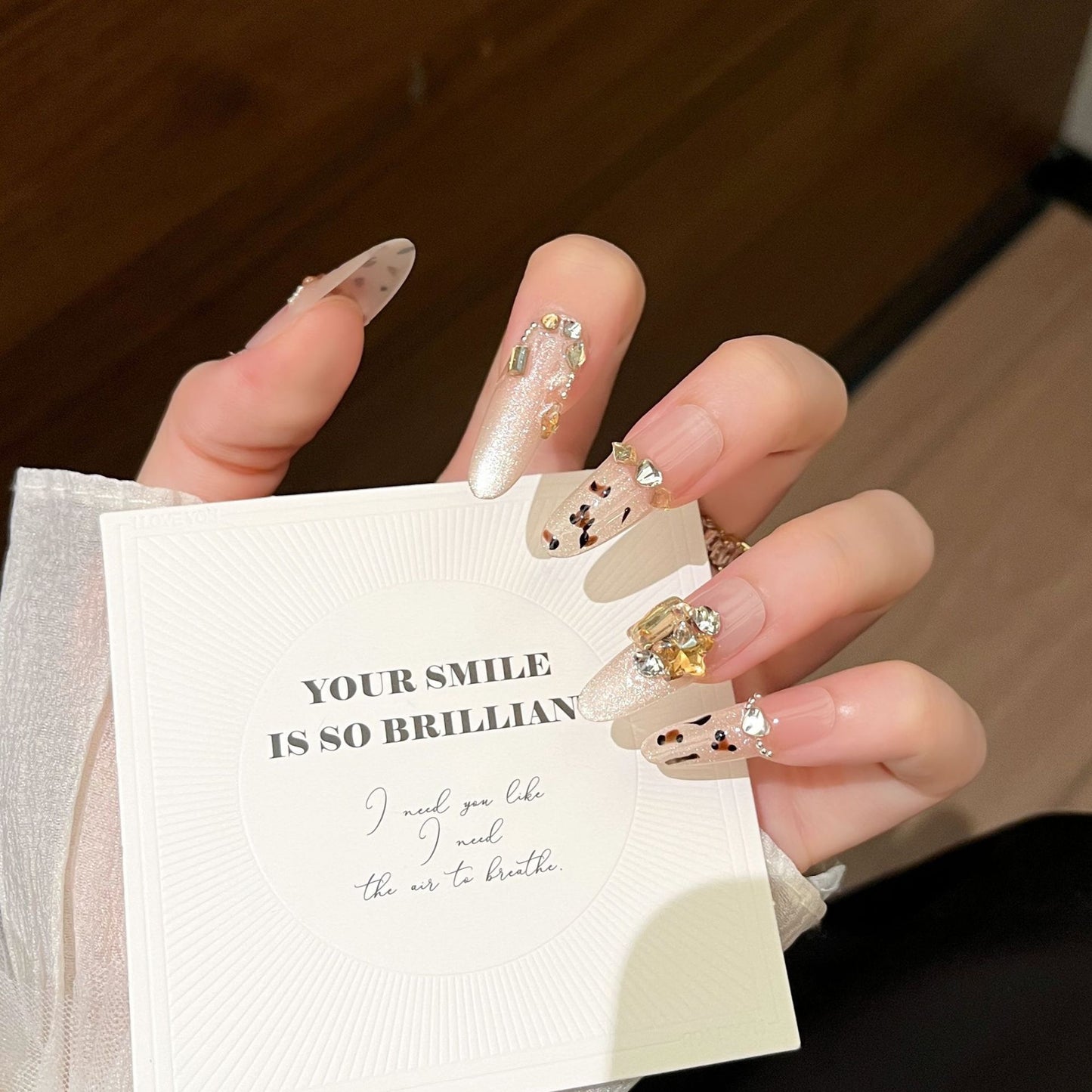 Künstlerische Stiletto Press-On Nagelkunst mit schimmernden Akzenten Brehn