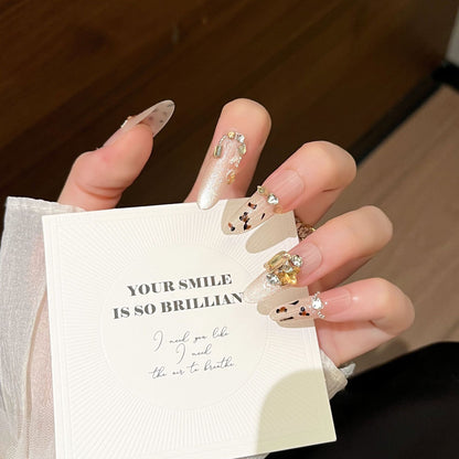 Künstlerische Stiletto Press-On Nagelkunst mit schimmernden Akzenten Brehn
