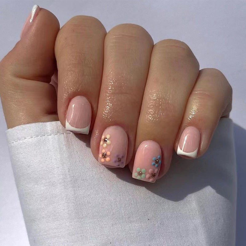 Kunstvolle Nagelkunst mit floralem Akzent und elegantem French-Tip Brehn