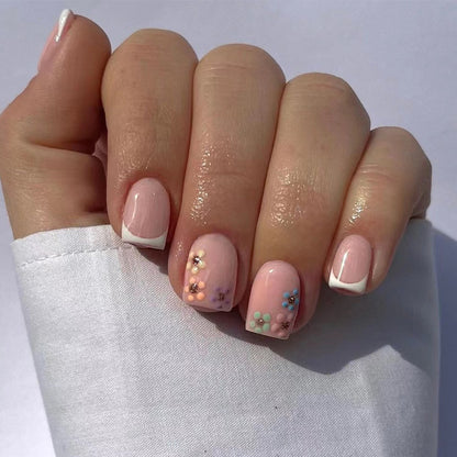 Kunstvolle Nagelkunst mit floralem Akzent und elegantem French-Tip Brehn