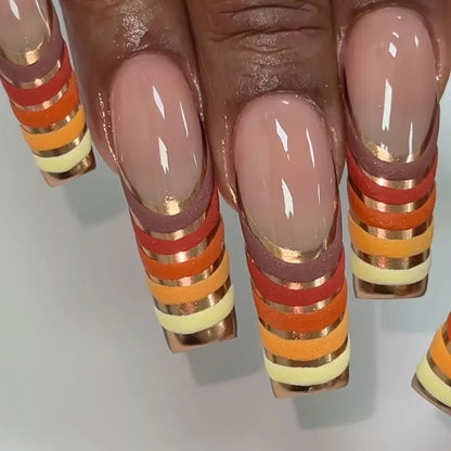 Künstlerisches French Tip Nagelset Brehn