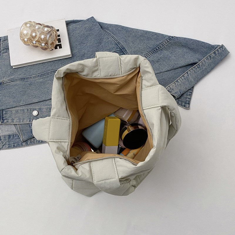 Gefütterte Schultertasche mit Wellenförmigem Design Brehn