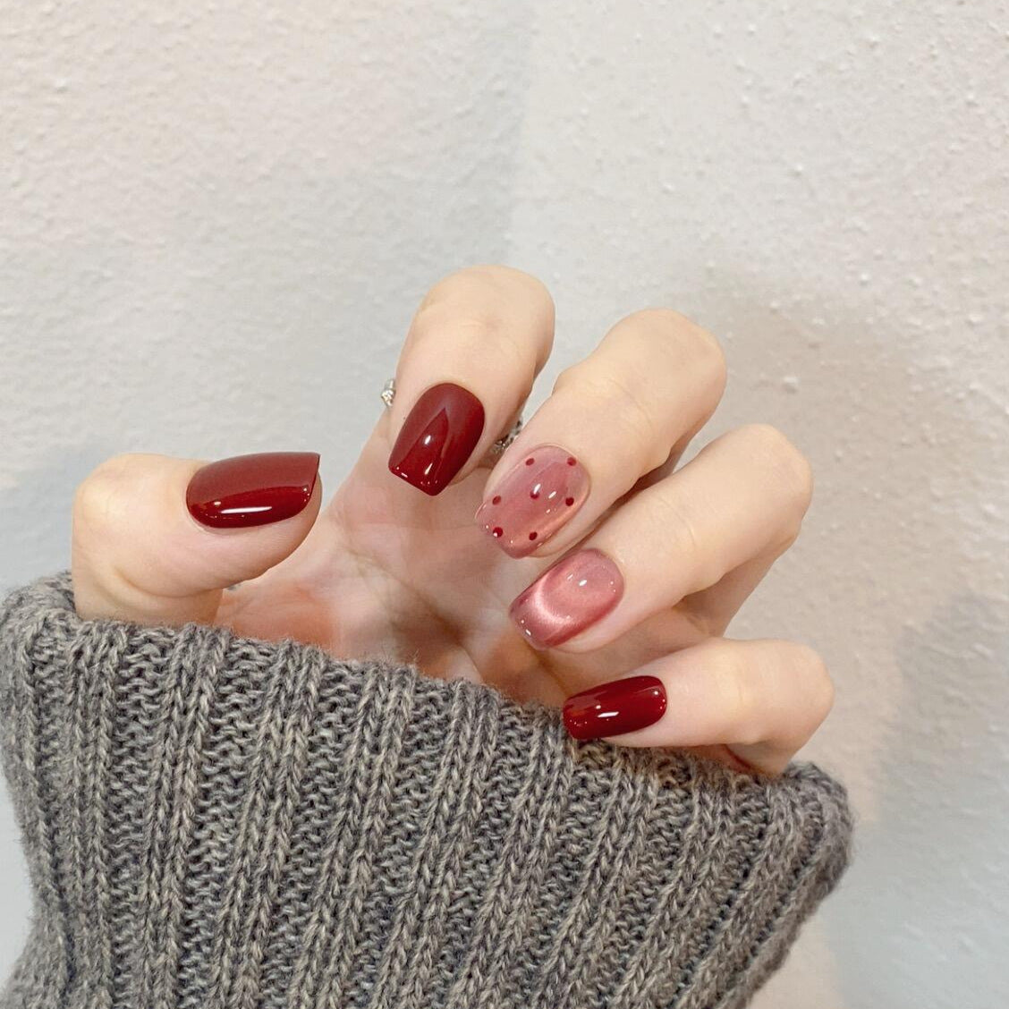 Künstliche Nagelspitzen mit Kreativen Punkten und Hochglanz Brehn