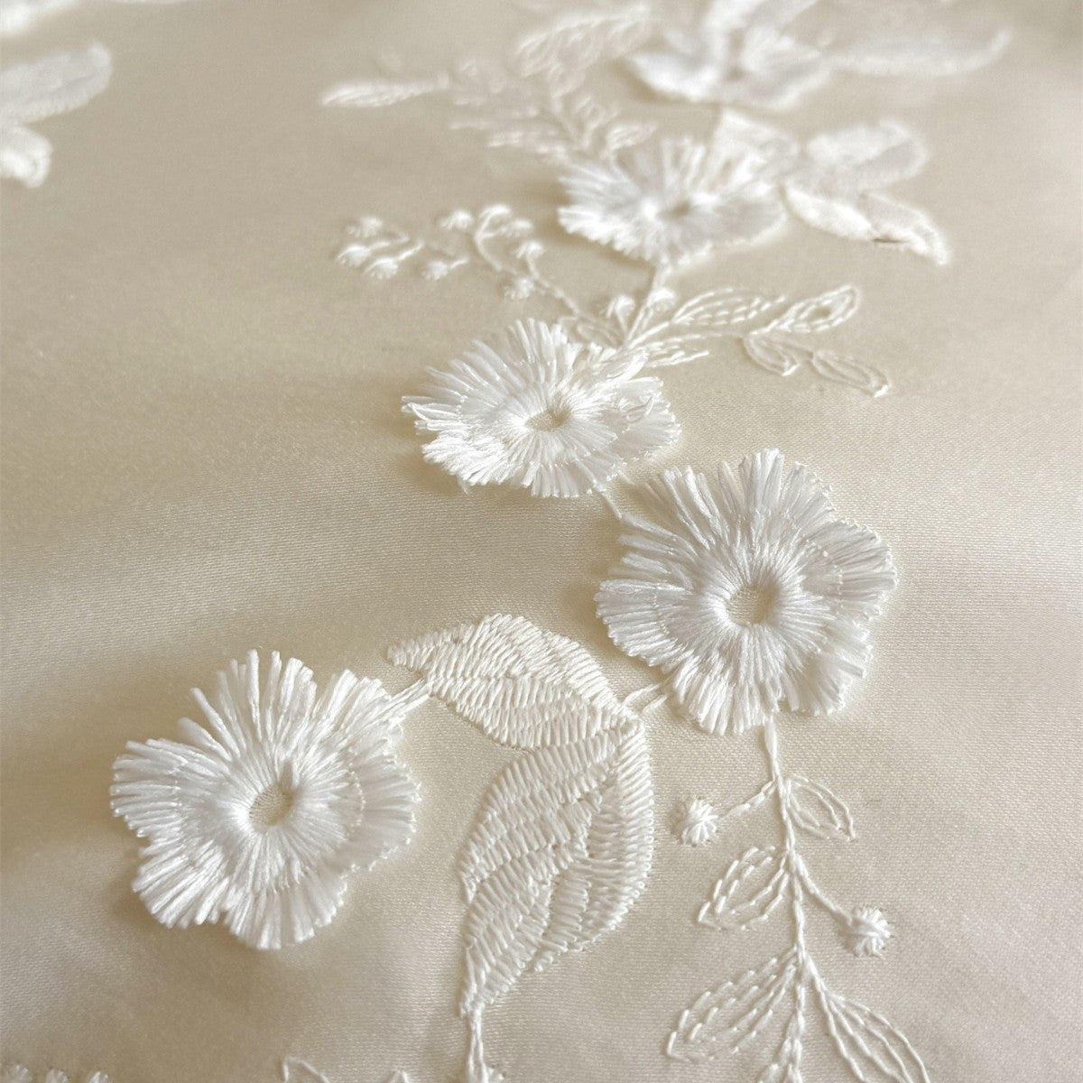 Bestickte florale Baumwollsatin Bettdeckenbezug-Set mit Federbesatz-Akzent