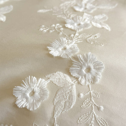 Bestickte florale Baumwollsatin Bettdeckenbezug-Set mit Federbesatz-Akzent