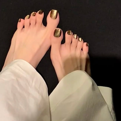 Kunstvolle Fußnagelverzierung mit elegantem Goldakzent Brehn