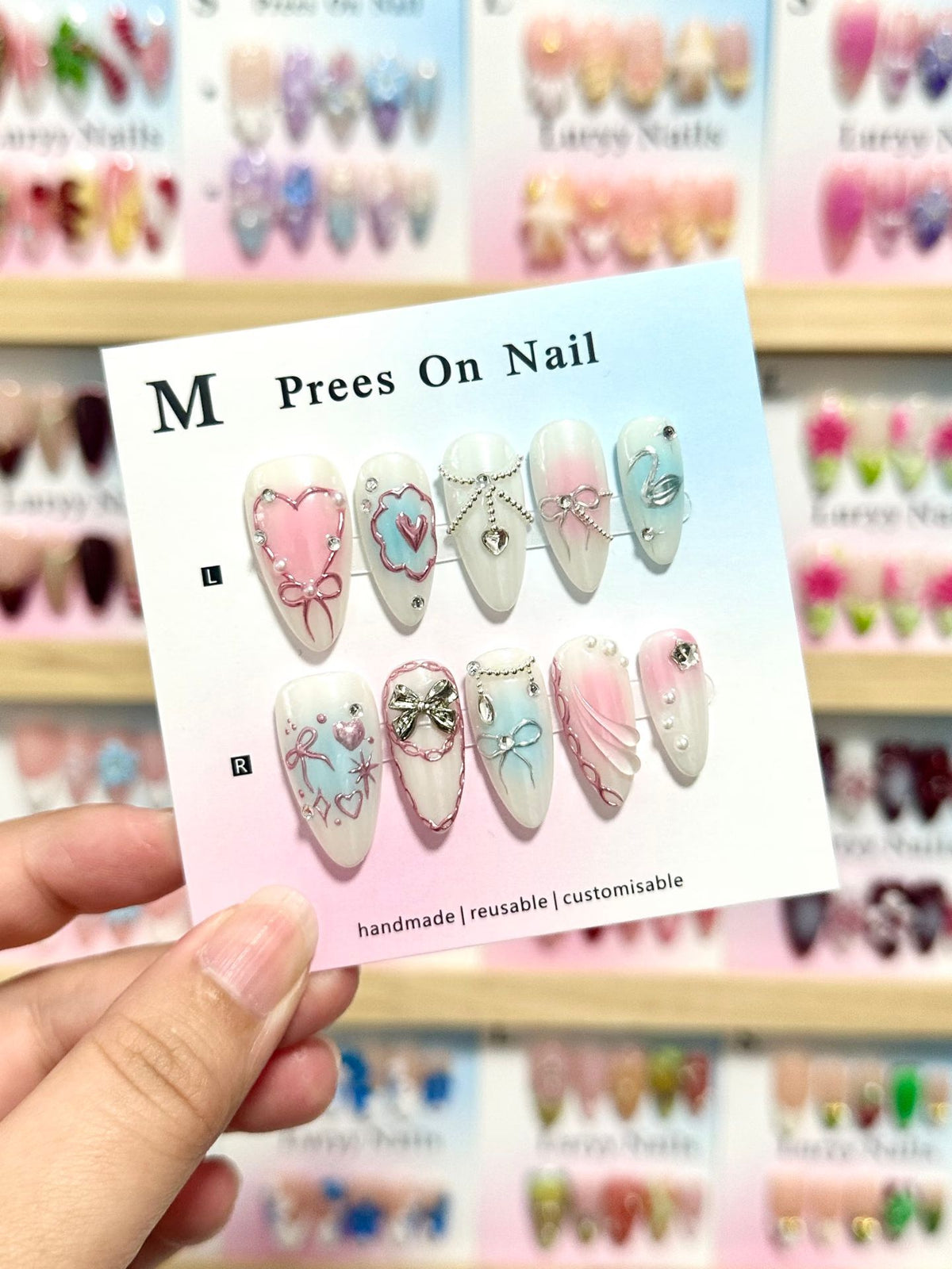 Künstlerisches Press-On Nail Art Set mit Herz- und Schleifenmotiven
