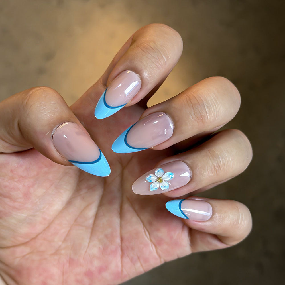 Künstlerisches Press-On Nagelset mit floralen Akzenten Brehn