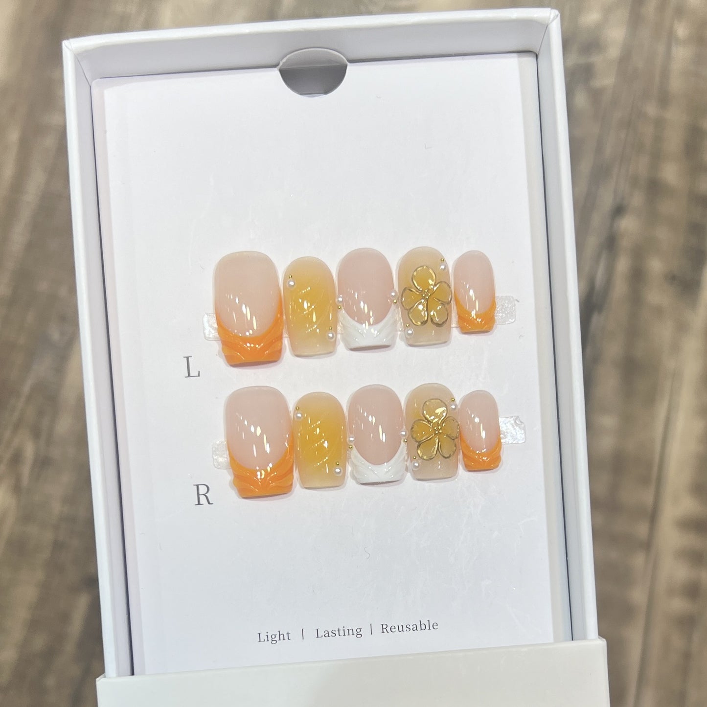 Elegante Stiletto Press-On Nagelset mit floralen Akzenten Brehn