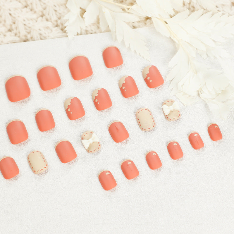 Kunstvolle Nagelnägel mit dekorativen Bogenmotiven und French-Spitzen Brehn