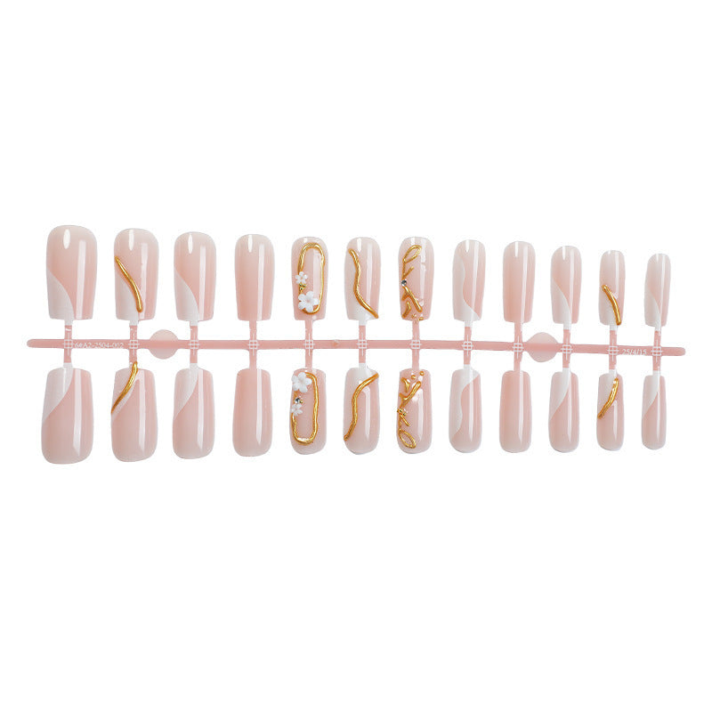 Kunstnagelset mit elegantem Goldakzent und floralen Designs Brehn