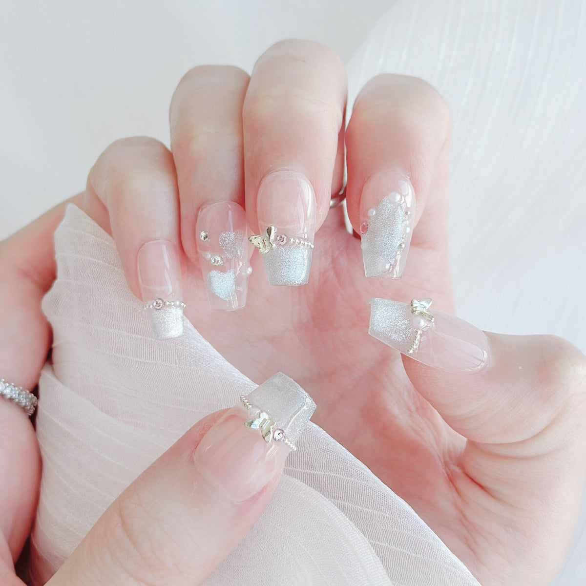 Dekorativer Press-On Nagelkunstset mit Edelstein- und Glitzerakzenten