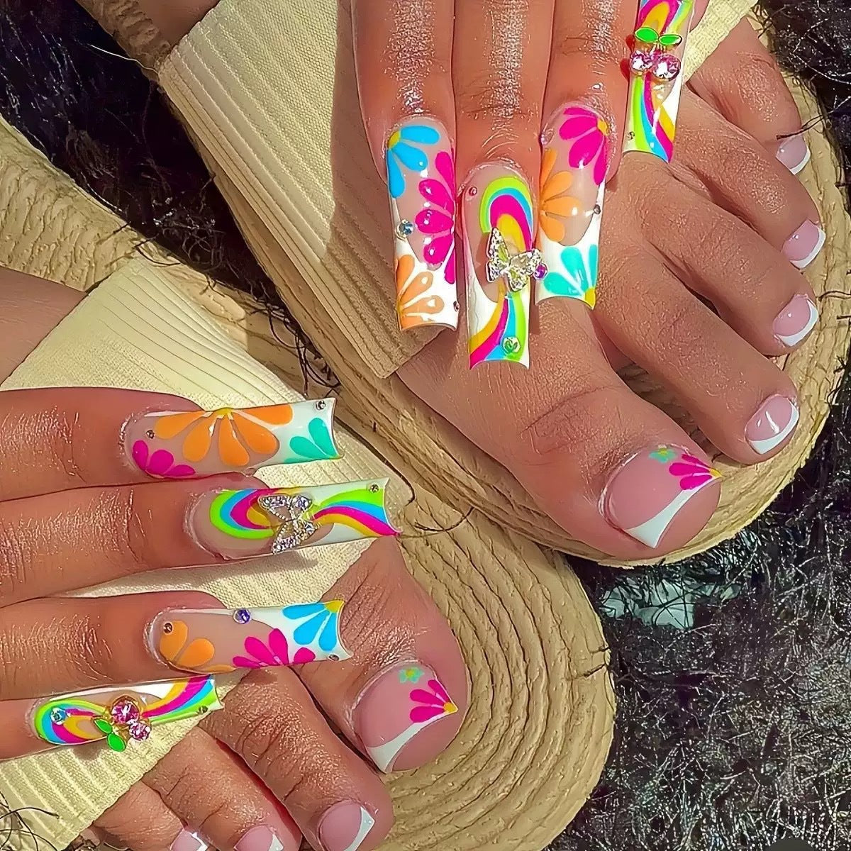 Kunstnagelset mit leuchtenden Blumenmotiven und Glitzerakzenten Brehn