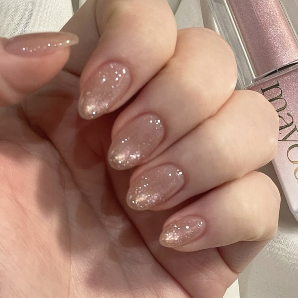 Künstliche Nagelkunst mit verspielten Punkten und Schleifen Brehn