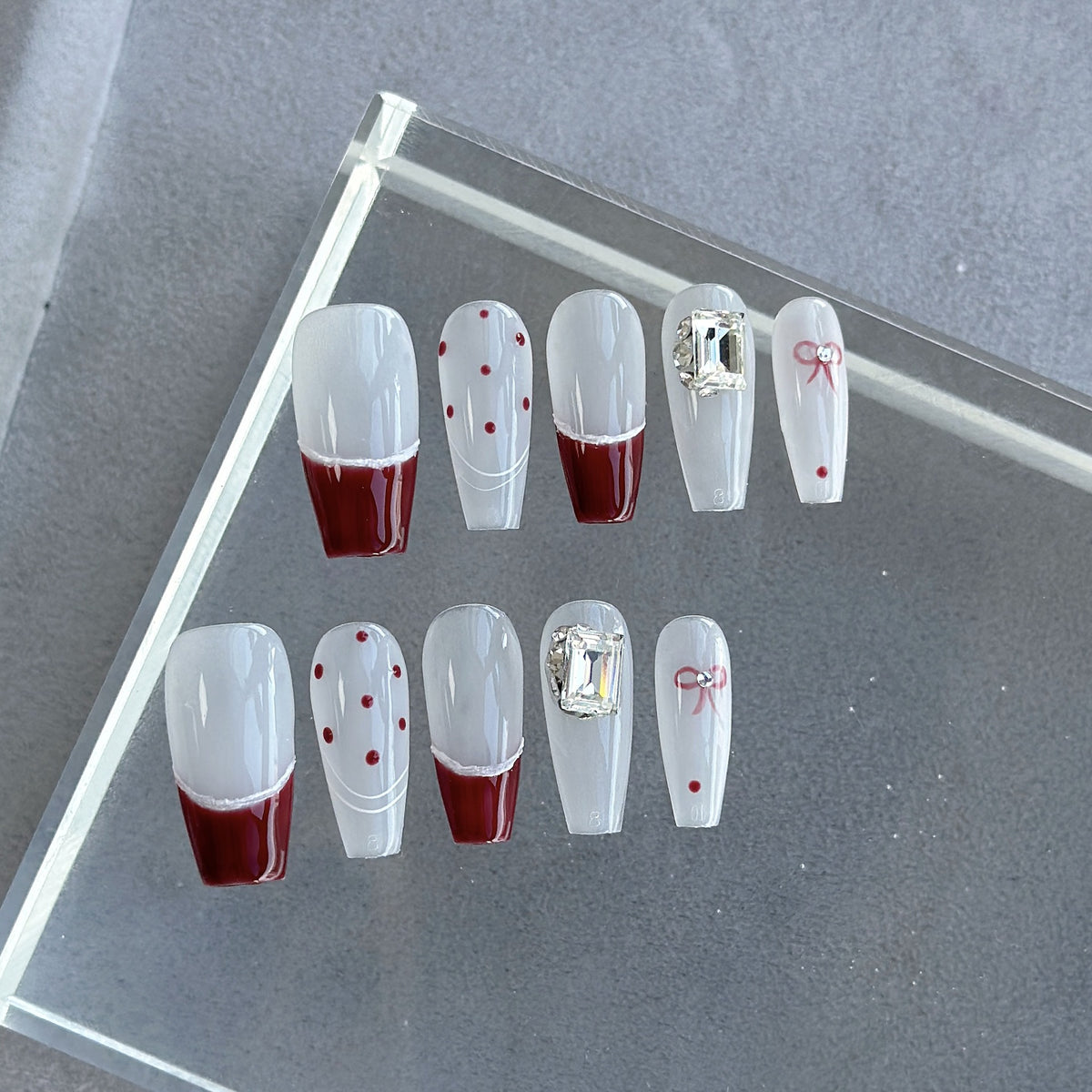 Künstlerisches Press-On Nagelkunstset mit Herz- und himmlischen Designs