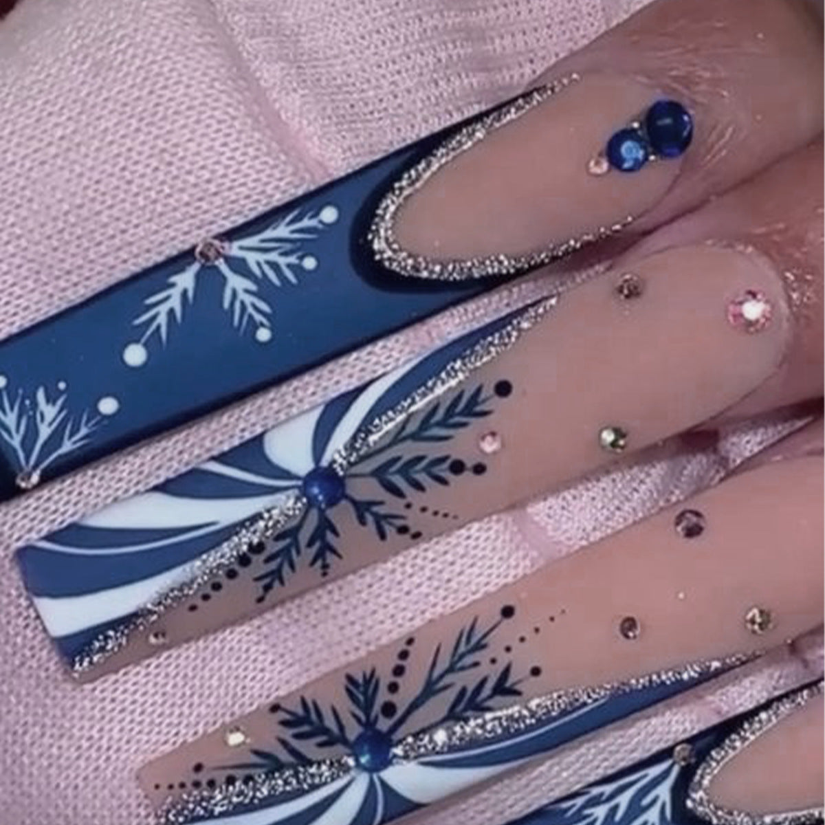Elegante Stiletto Druck-Nägel mit Schneeflocken- und Edelsteinakzenten Brehn