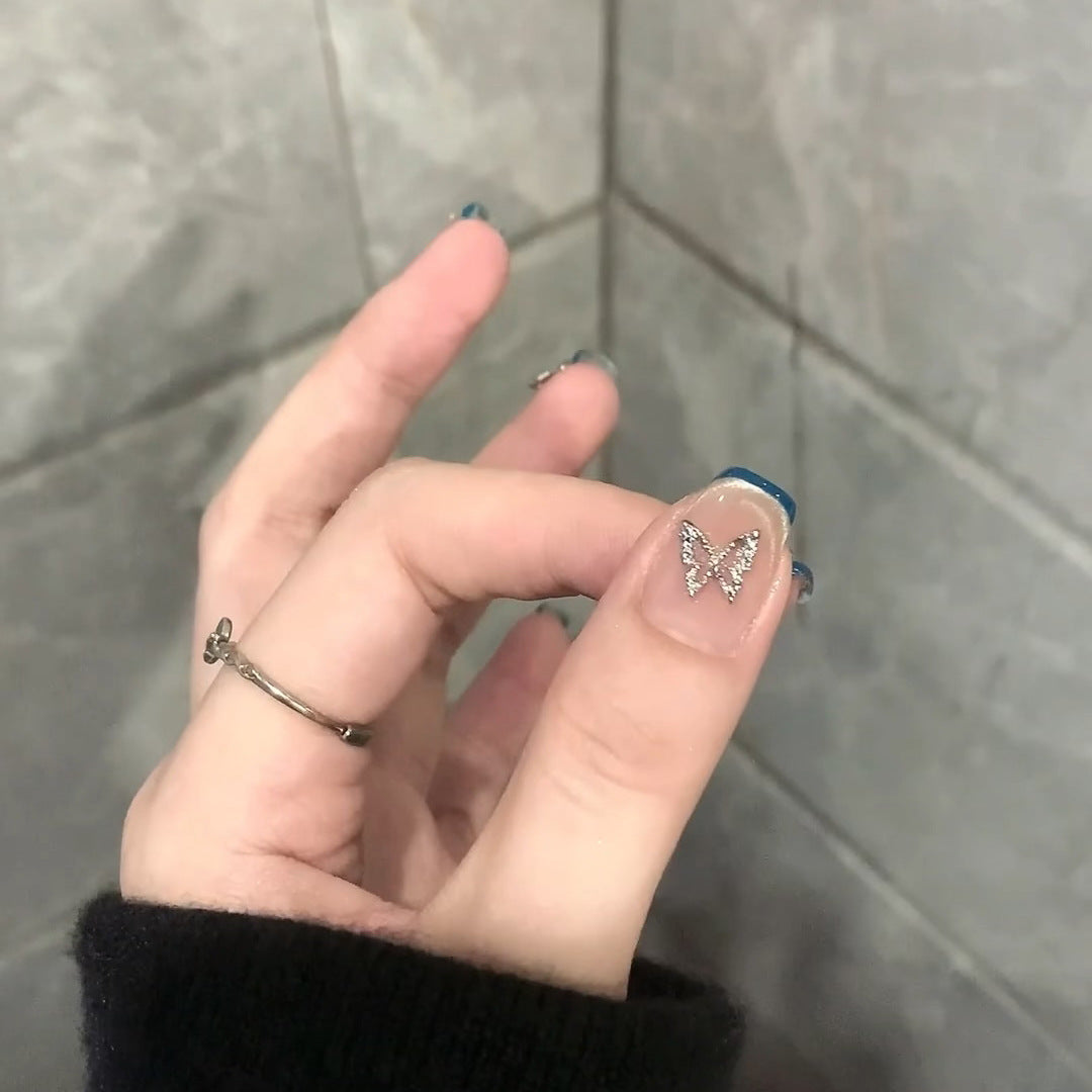 Kunstnägel mit Trendigen Französischen Spitzen und Dekorativen Glitzerakzenten Brehn