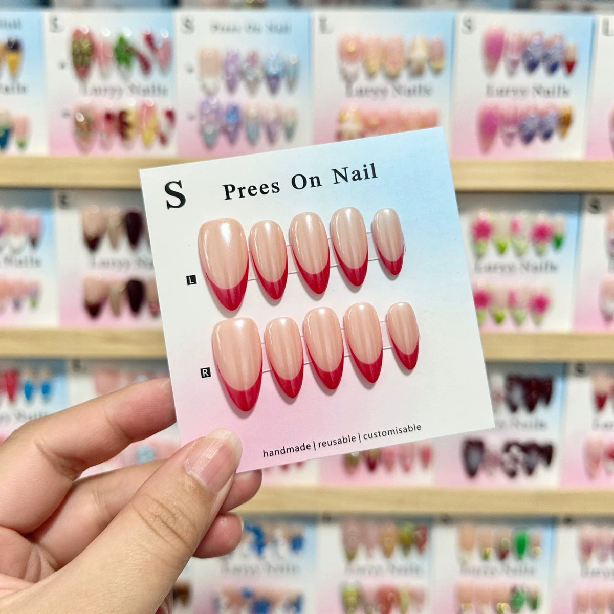 Anpassbare Press-On Nägel mit elegantem French Tip Design