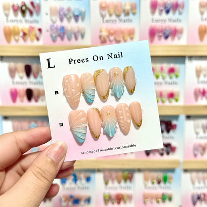 Künstlerisches Press-On Nagelkunst Set mit goldenen Akzenten